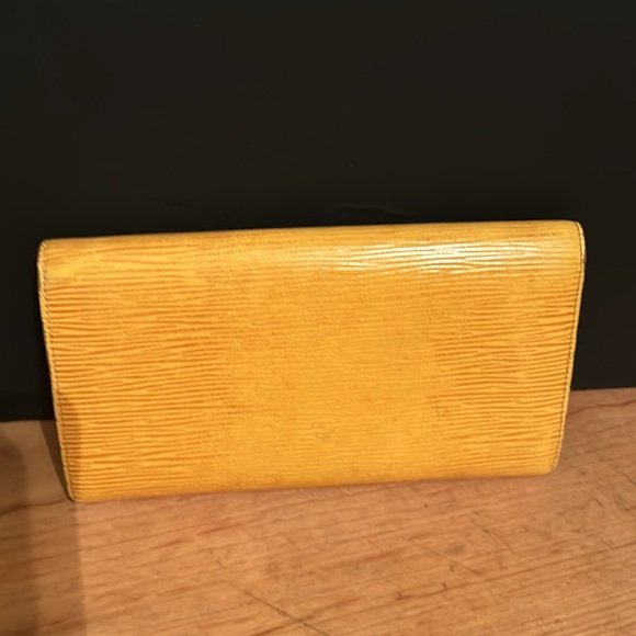 Louis Vuitton Wallet - zipper pull missing but still zips - Picture 2 of 8